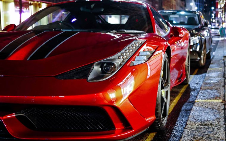 Красная блестящая машина