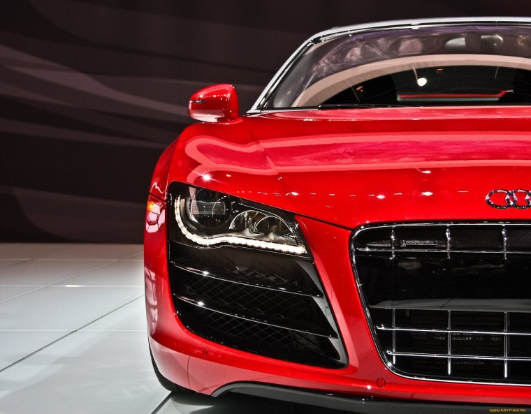 Автомобиль красный