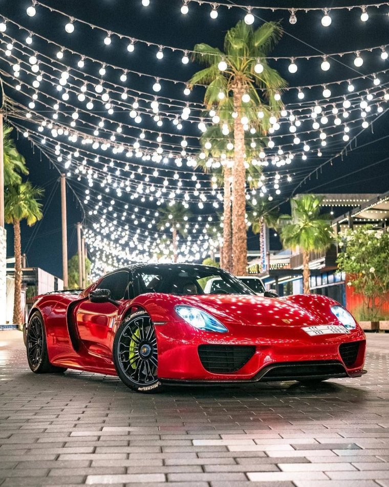 Шикарная красная машина