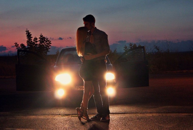 Парень с девушкой ночью