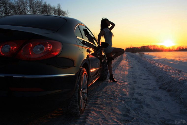 Девушка в машине ночью