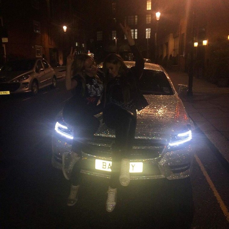 Ночью возле машины