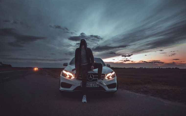 Парень с машиной на закате