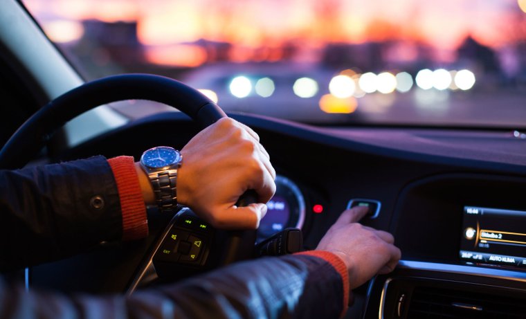 Мужчина едет за рулем