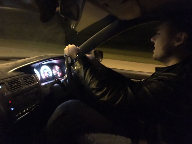 Парень возле машины ночью