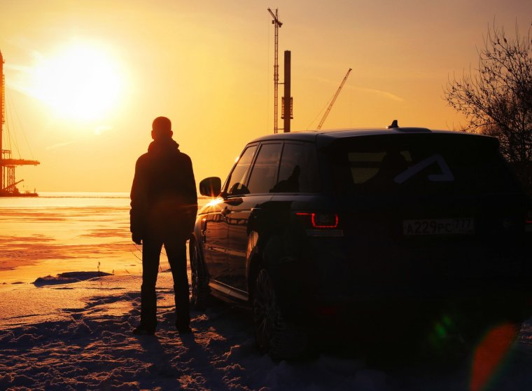 Парень с машиной на закате