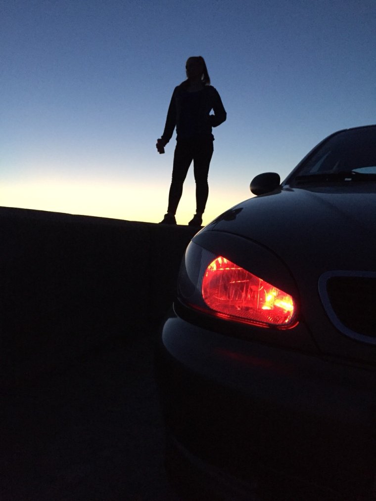 Ночью возле машины