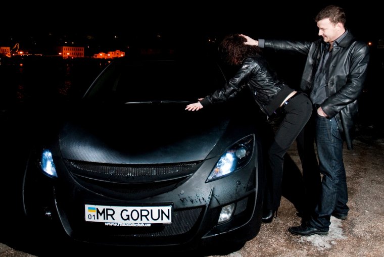 Парень возле машины