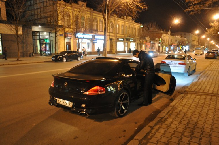 Ночью возле машины