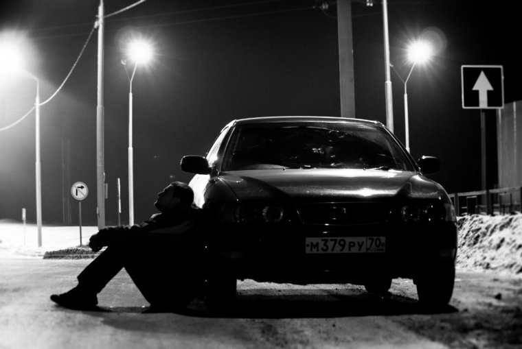 Одинокий парень в машине