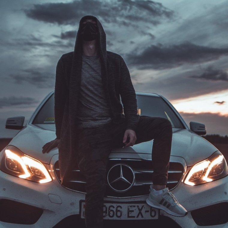 Парень на мерседесе