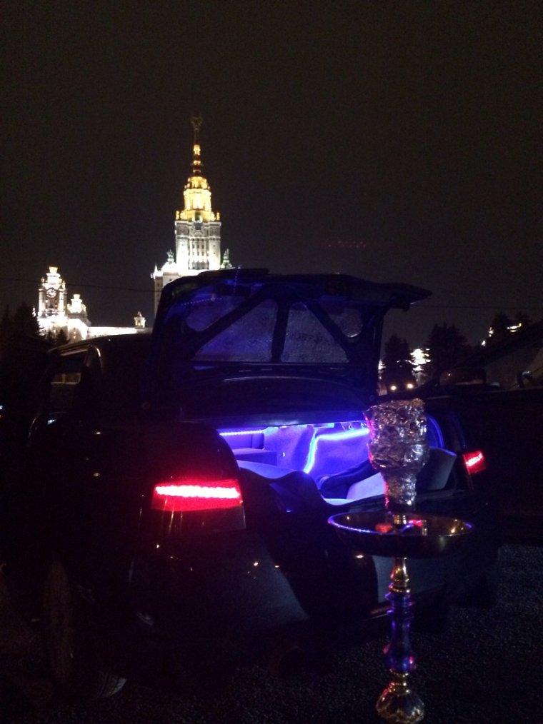 Парень возле машины ночью