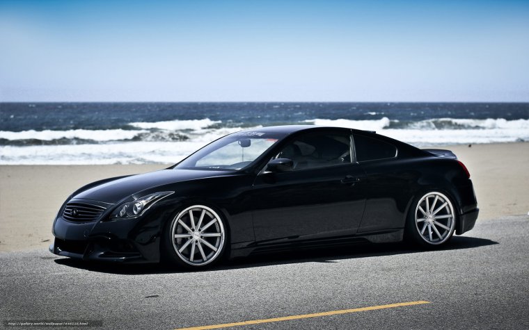 Черная машина на фоне моря