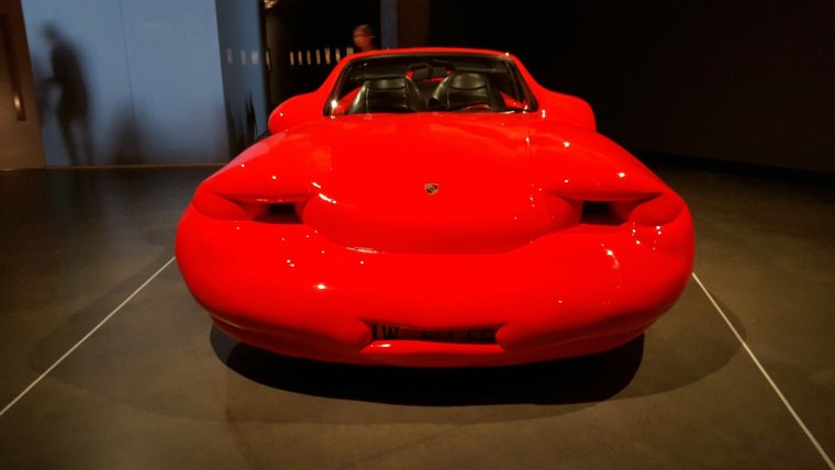 Роллс Ройс Фантом с девушкой