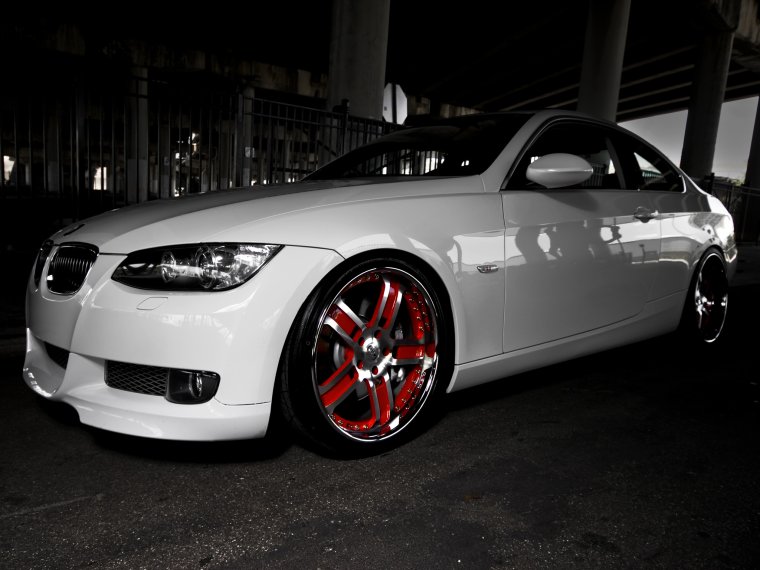 Черные диски на белой машине