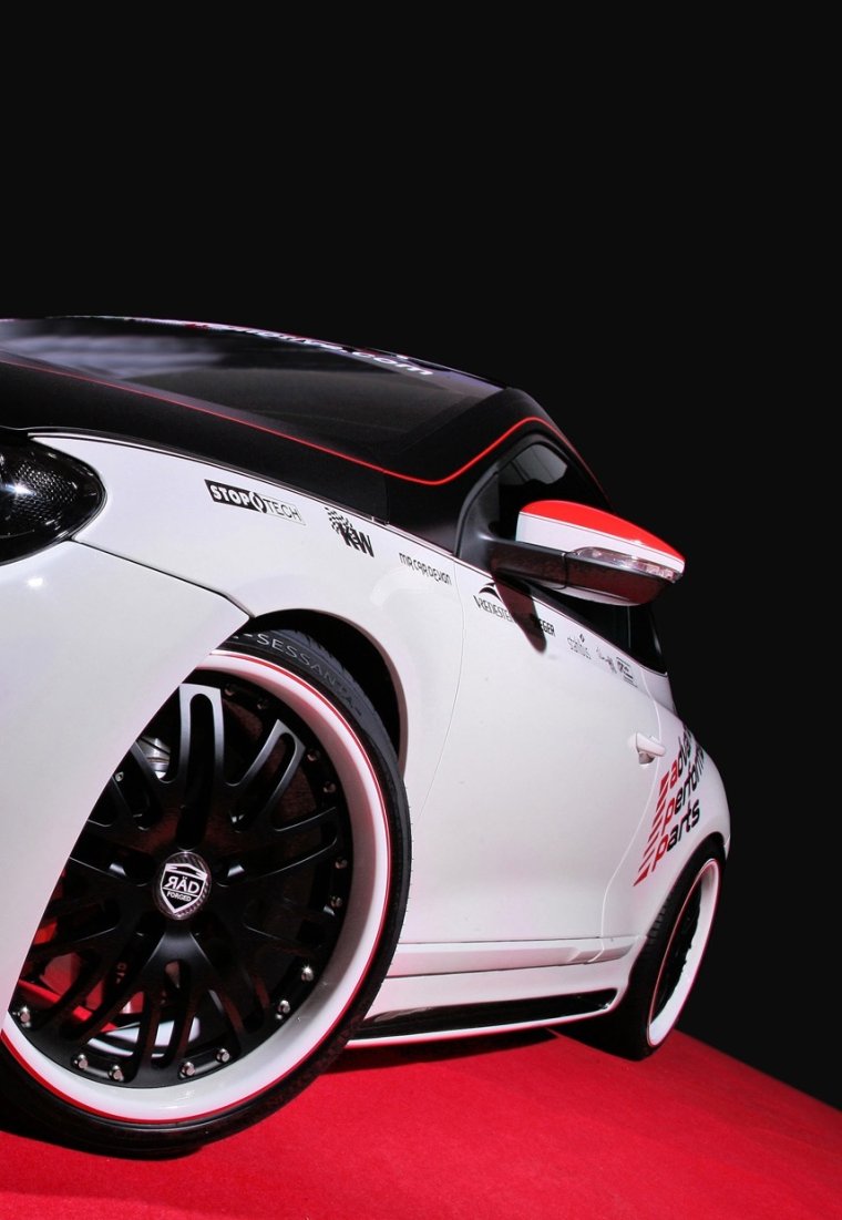 Диски на белой машине