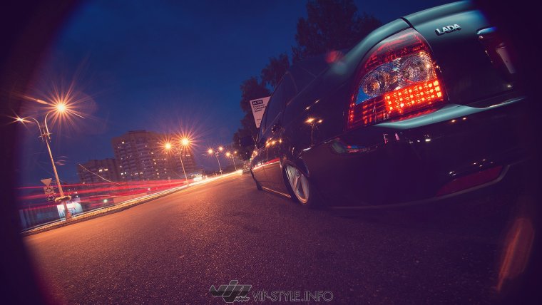 Ночью возле машины