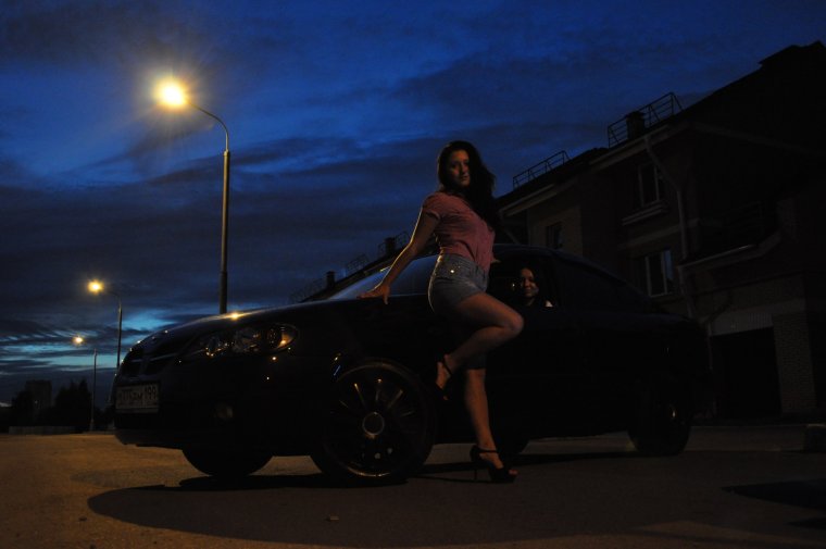 Ночью возле машины