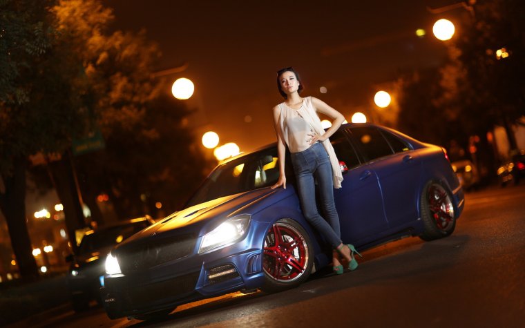 Портрет на фоне машины