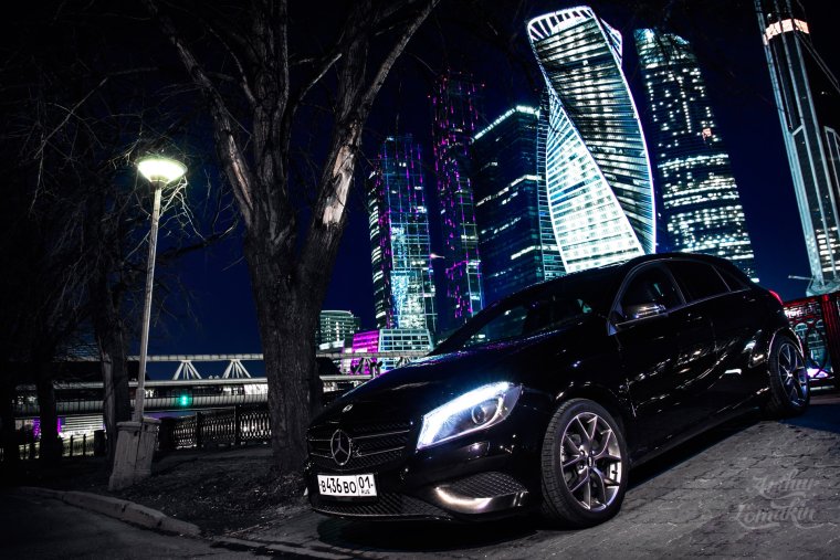 Mercedes-Benz е200 в ночи