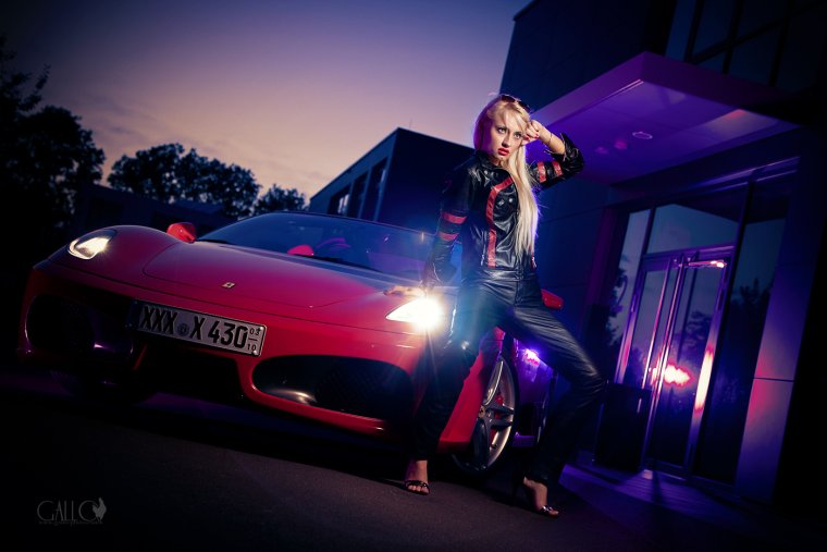 Девушка в машине ночью