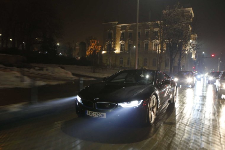 BMW i8 ночью