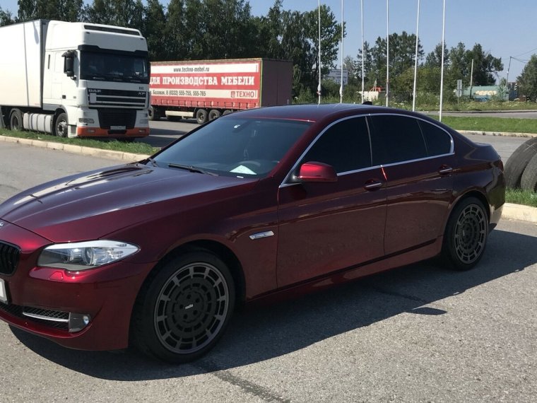 BMW 5 бордовый