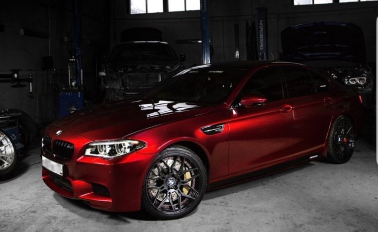 Темно красный цвет машины