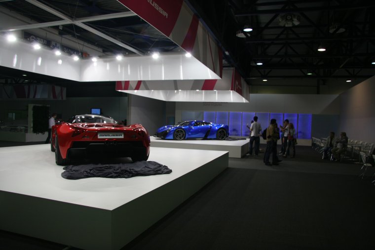 Машины на подиумах в музее