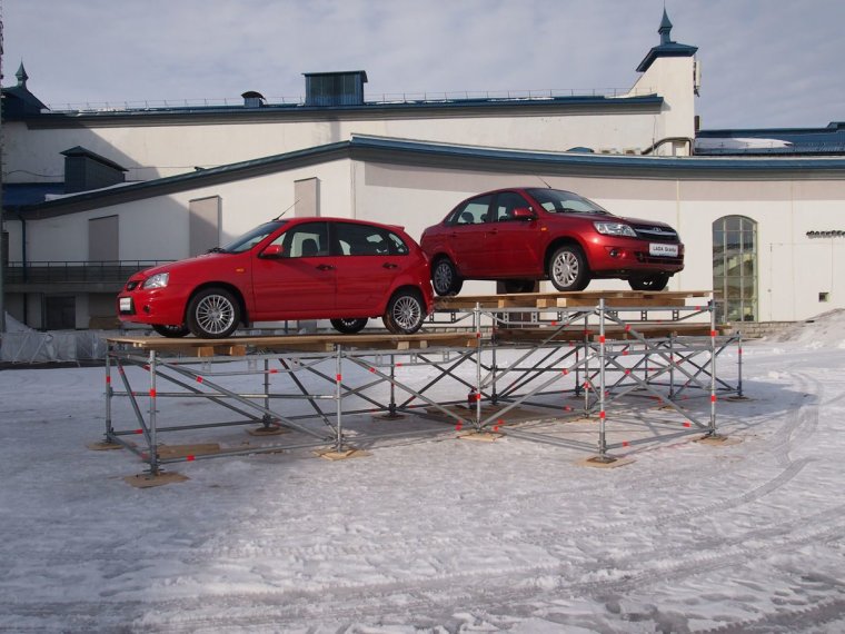 Подиум для автомобиля уличный