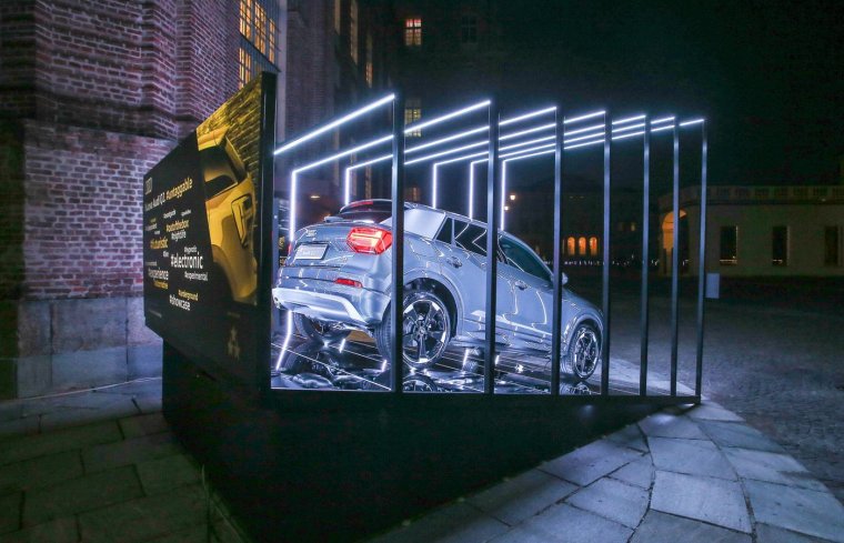 Подиум для автомобиля уличный