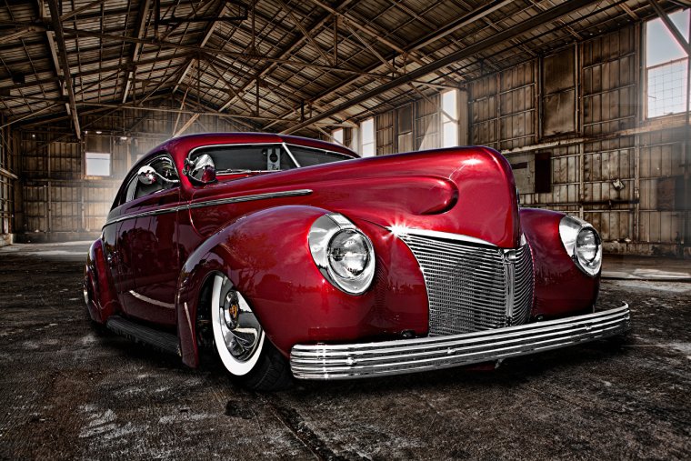 Красный ретро автомобиль