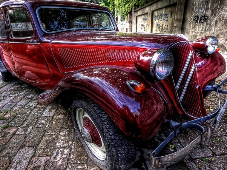 Красный старинный авто