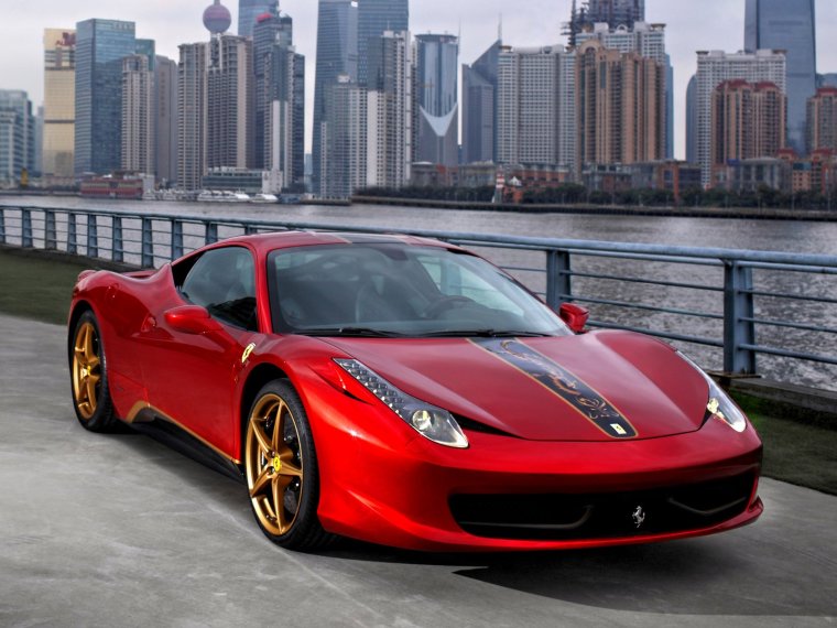 Красный спорткар Ferrari 458