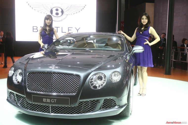 Bentley Bentayga девушка