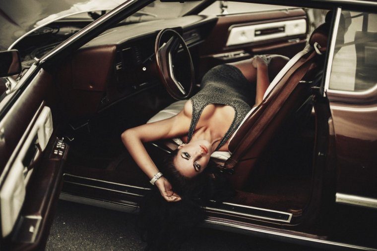 Дерзкая девушка в машине