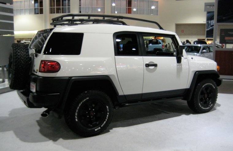 Тойота FJ Cruiser с белой крышей