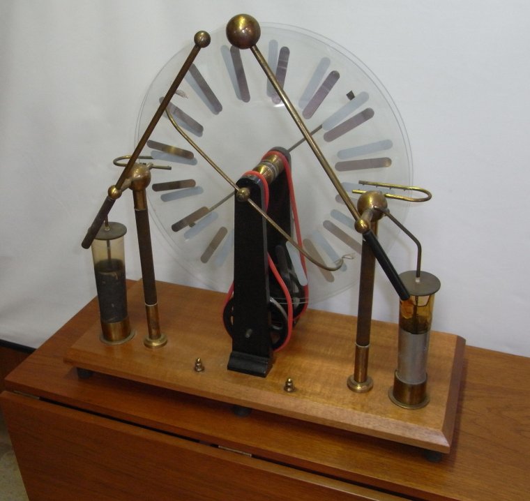 Огромная электрофорная машина,