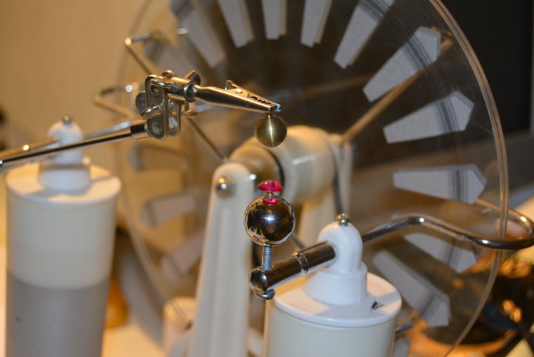 Продам электрофорную машину