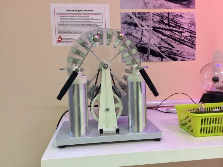 Опыты с электрофорной машиной
