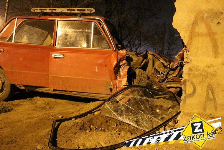 ВАЗ 2101 врезалась в забор