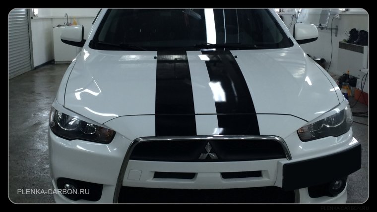 Серебристый Лансер 10 чёрный капот