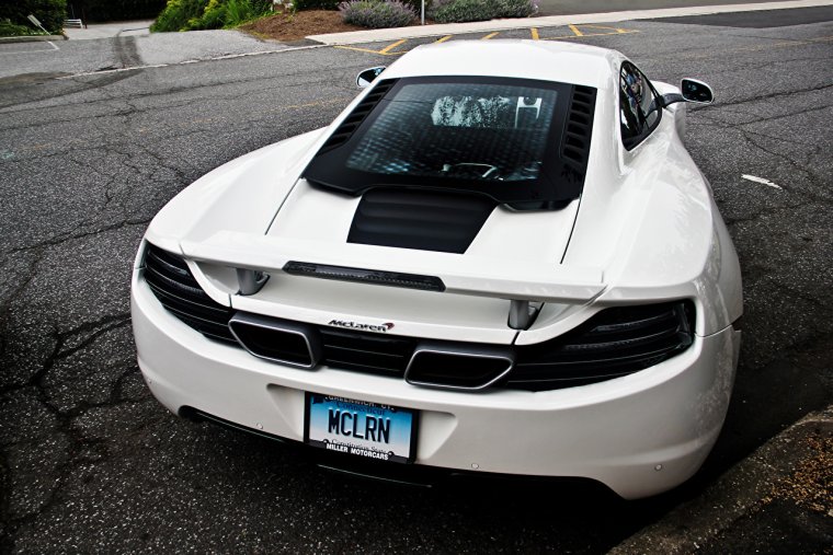 Белая машина сзади