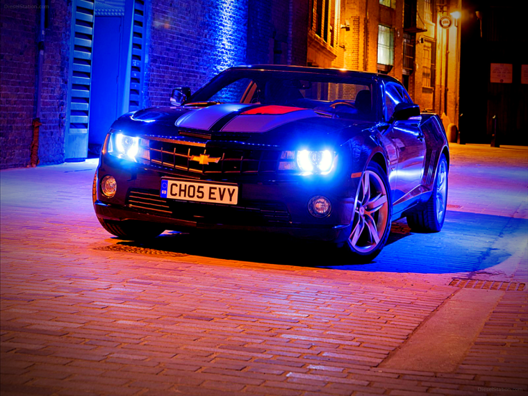 Машина со светящимися фарами