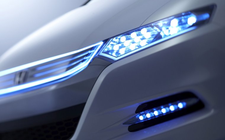 Красивая фара автомобиля