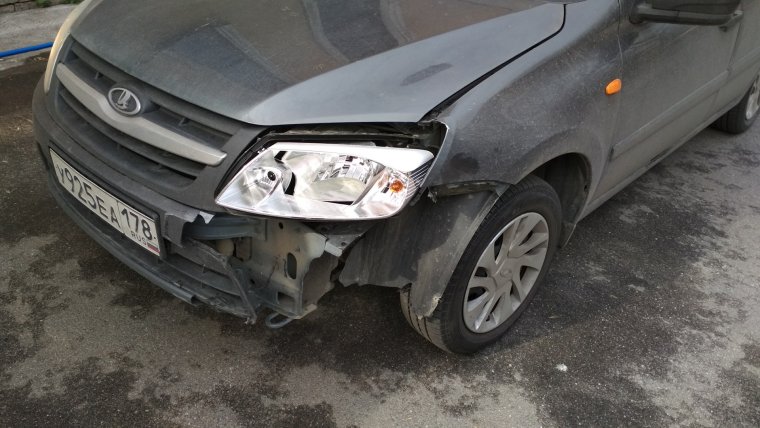 Разбитая Лада Гранта лифтбек