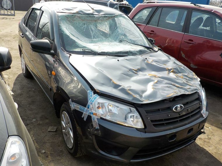 Лада Гранта лифтбек битая