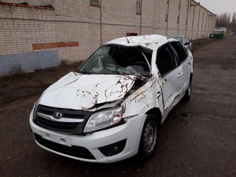 Разбитая Лада Гранта лифтбек