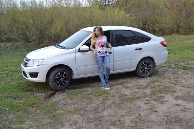 Гранта лифтбек и девушка