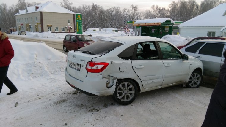 Ращбитая Лада Гранта лифтбэк